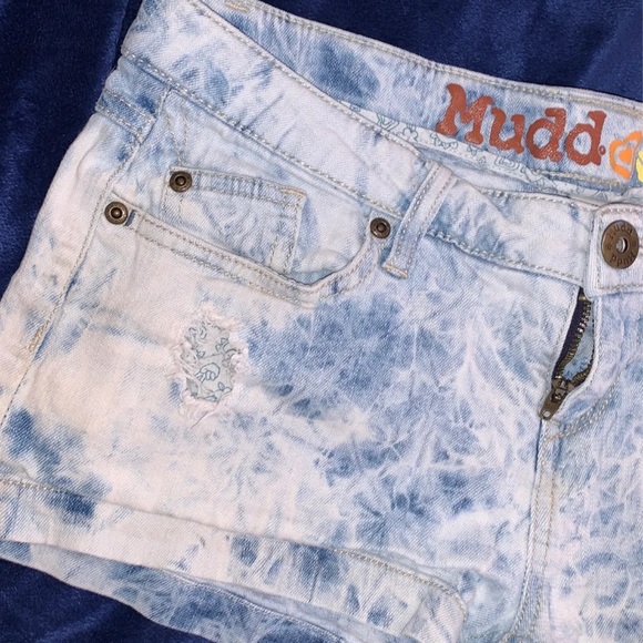 Acid wash Jean shorts - Picture 3 of 4